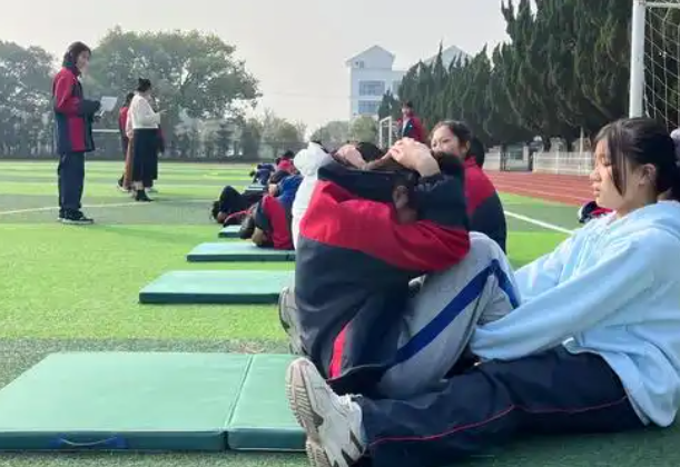 构建全方位德育网络打造家校社共